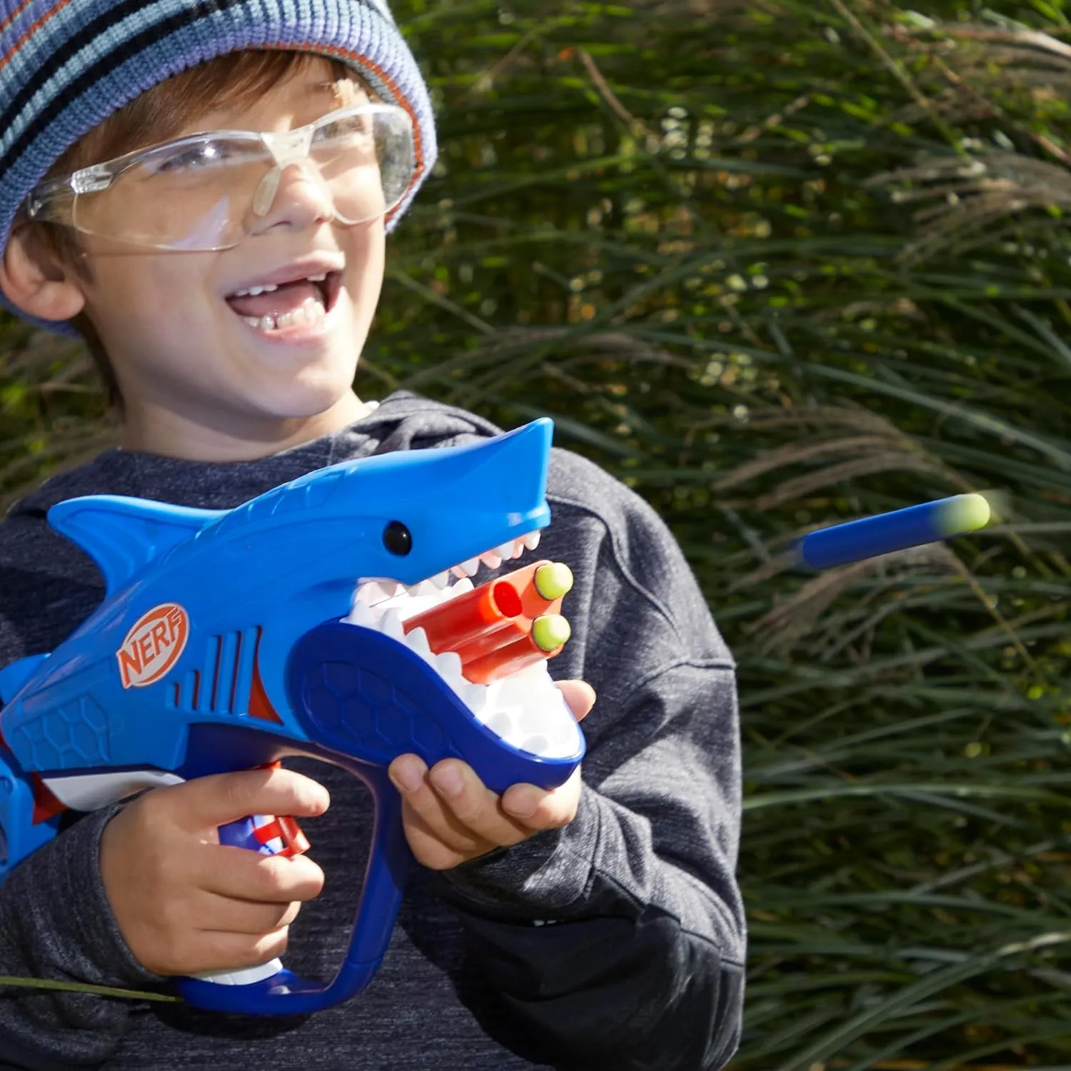 Nerf Junior Wild Sharkfire, Easy Play Dart Blaster, 8 Nerf Elite Darts, Nerf Blaster Shark Toys for 6 Year Old Boys & Girls, Outdoor Toys